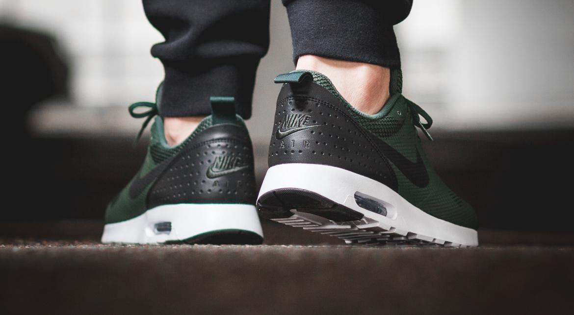 Air max tavas 2025 grove green/ black-white